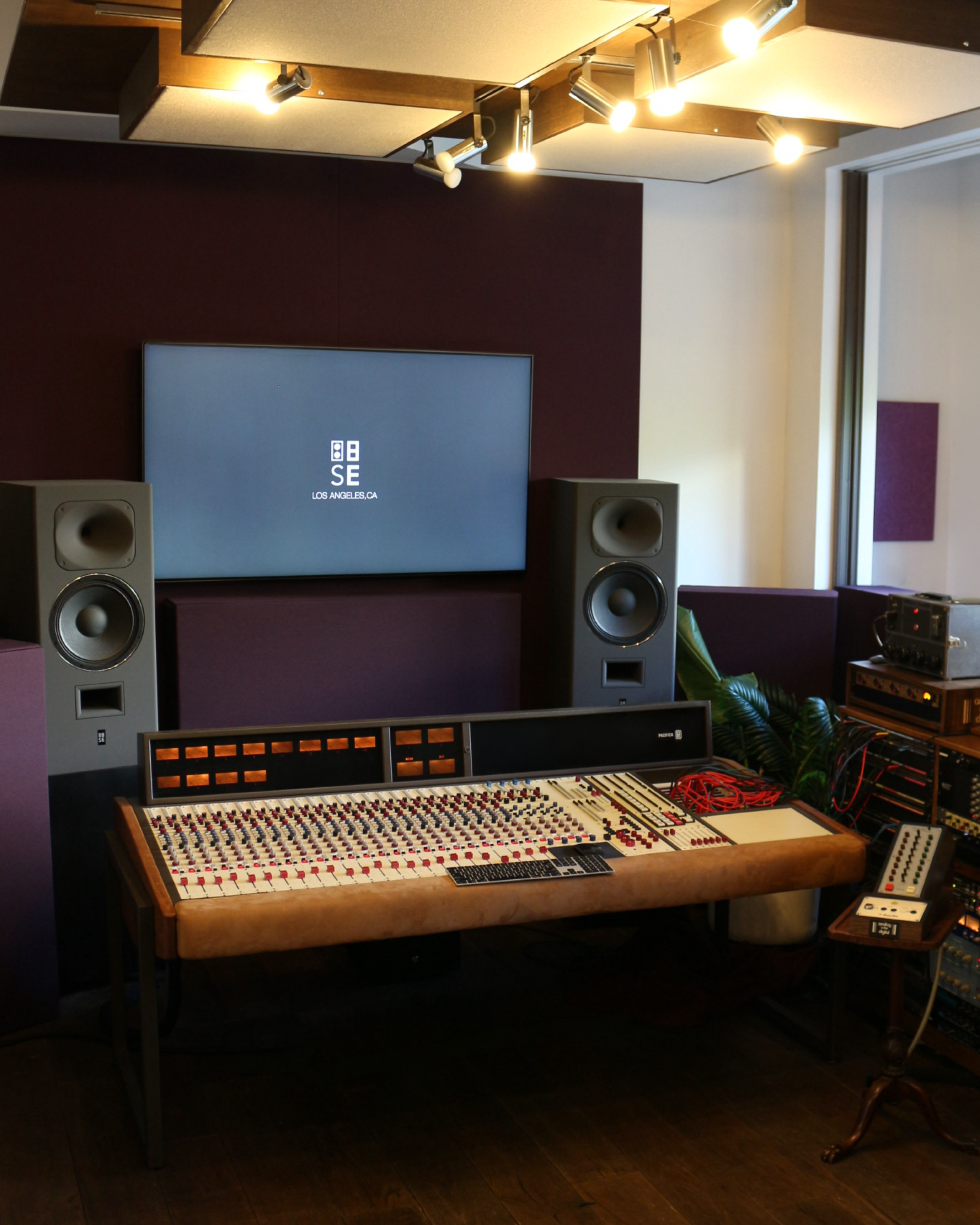 Analog in the Digital control room in Los Angeles with a vintage Quad Eight Pacifica console and STRAUSS ELEKTROAKUSTIK reference monitors.
