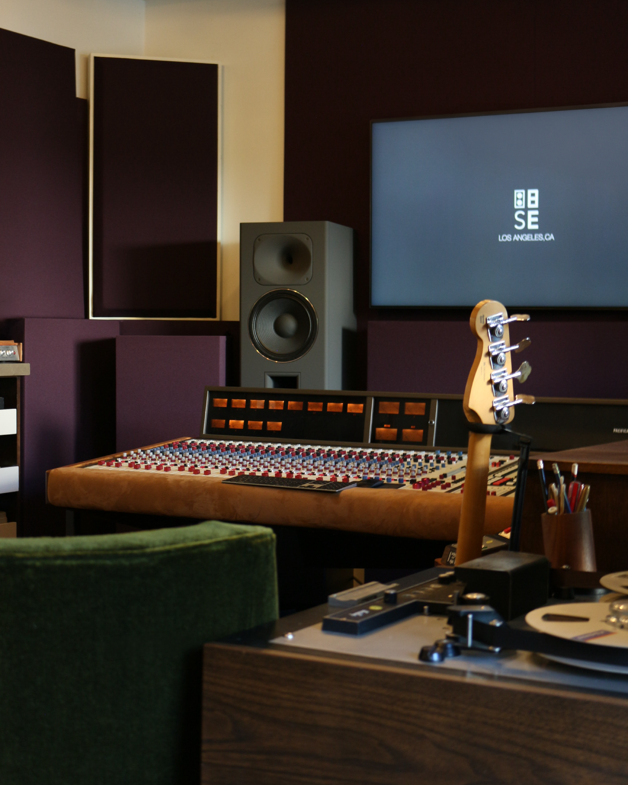 Vintage Quad Eight Pacifica console, bass guitar and STRAUSS ELEKTROAKUSTIK monitors in the Analog in the Digital control room.