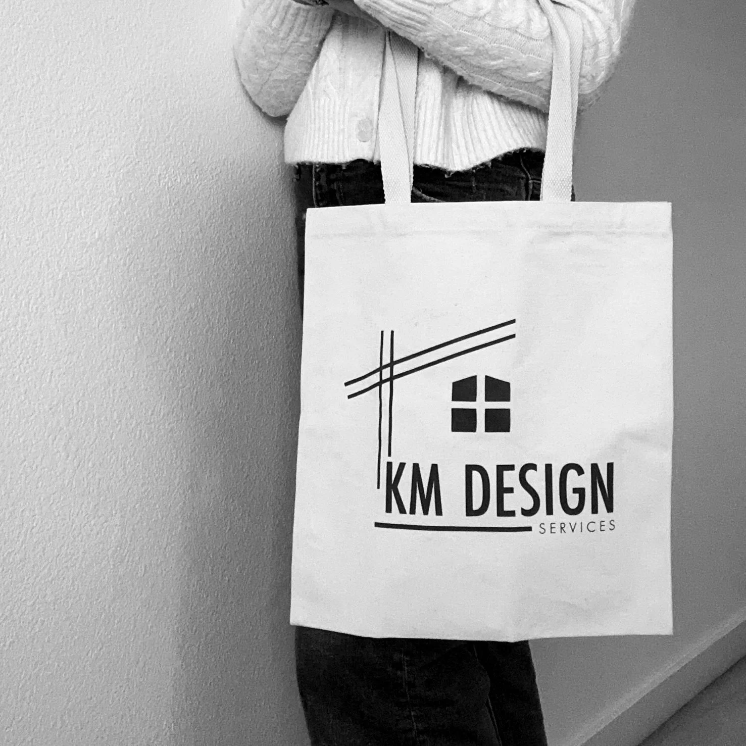 Need help bringing your brand to life with custom-made products? We’ve got plenty of creative ideas to help you showcase your logo in unique ways. Take this bag, for example—it was designed to help employees carry finish samples while meeting with cl
