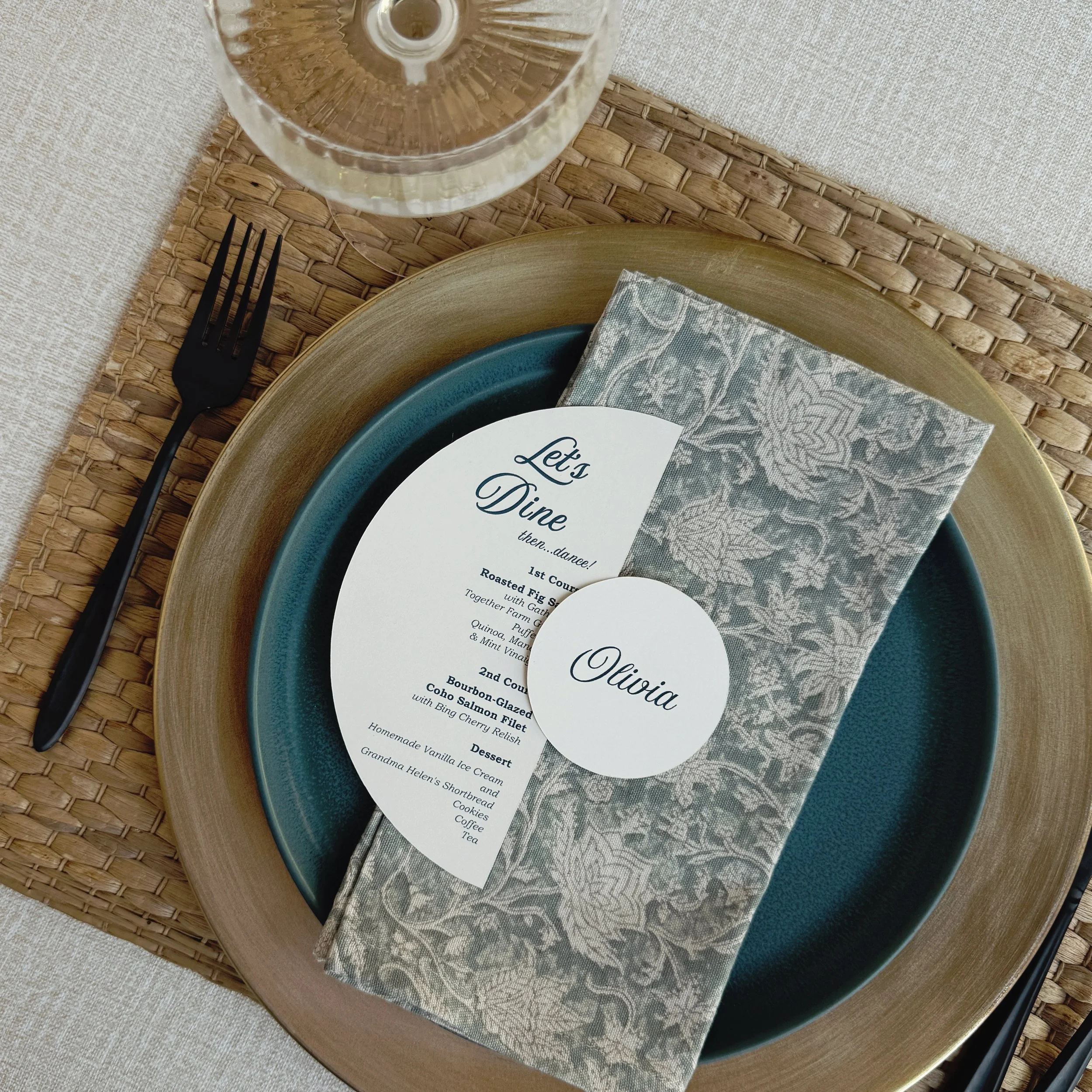A half moon menu paired with a circle place card adds a beautiful, unexpected touch to any place setting. It’s the little details that elevate the moment and make the celebration memorable.