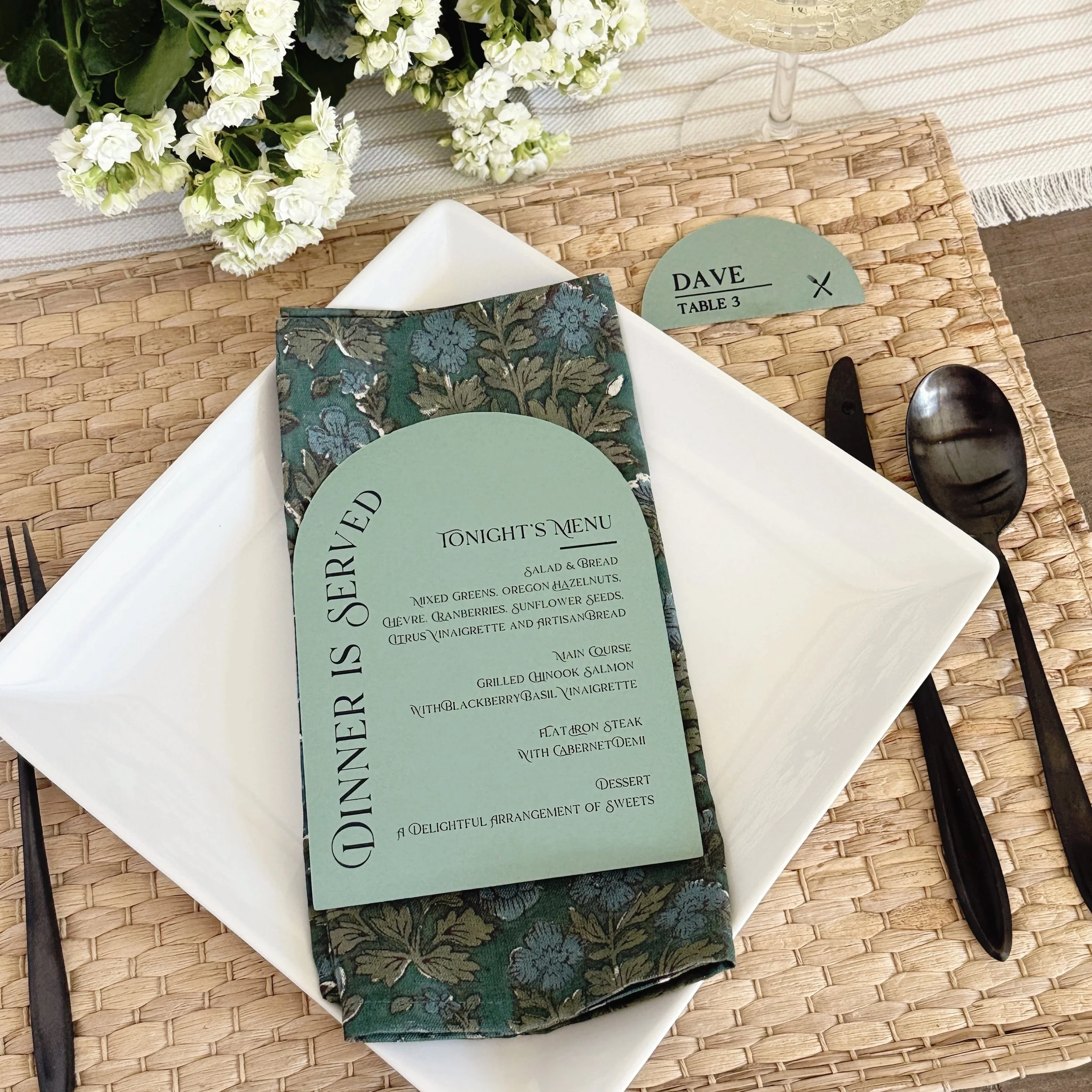 Elevate your place setting with a custom menu that adds color, shape, and personality to the table. Colored paper ties into the décor, while unexpected shapes bring a sophisticated touch.