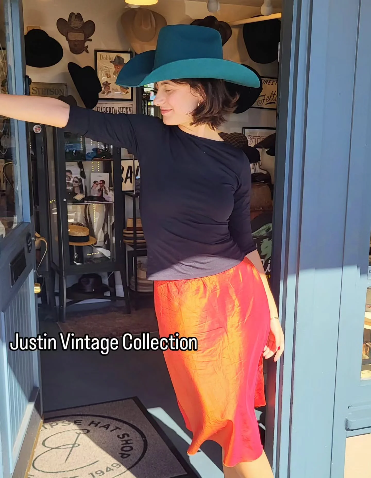 Bright colored Westerns in store! Sharon traveled to Dallas for the WESA show and found some great hats from the Justin Vintage Collection and Biltmore Vintage Couture. Come check them out! 🤠
#hatshop #pikeplacemarket #westernwear #westernstyle #wes