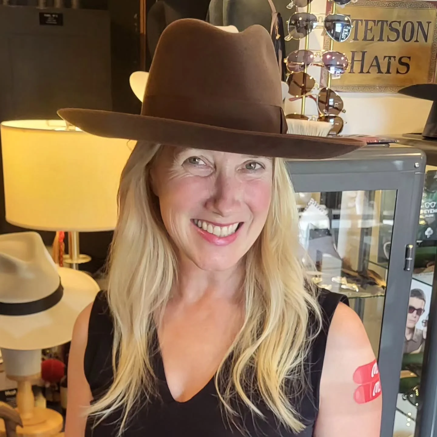 Noelle also found my Bates of London big brim fur felt fedora!
@bates_hats 
Bates Hats of London
@pikeplacepublicmarket