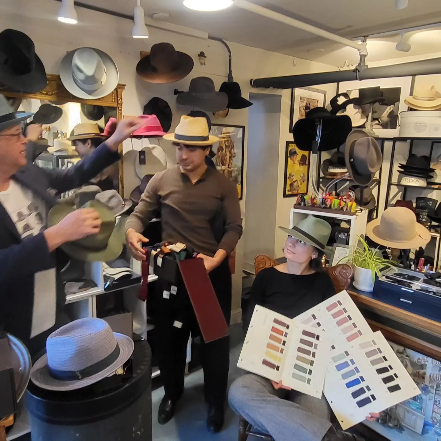 Yay it is a Sunday Funday and our Pal Pablo from @thesocialhat is here. We are buying next Spring and Summer hats!
@alfonsodeste_official 
@doria1905 
@signeshats 
Thank you Super rep Pablo!
