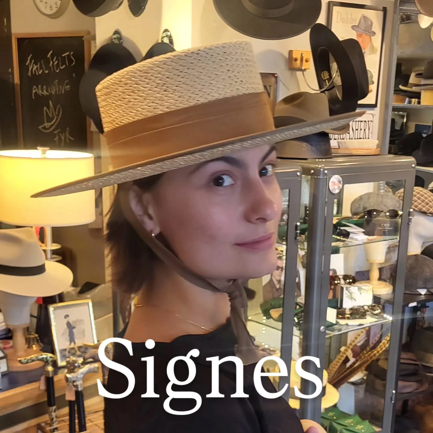 We are so excitd to pre order this beautiful knotted panama bolero by Signes for next Spring!
Look at this hat!
@signeshats
