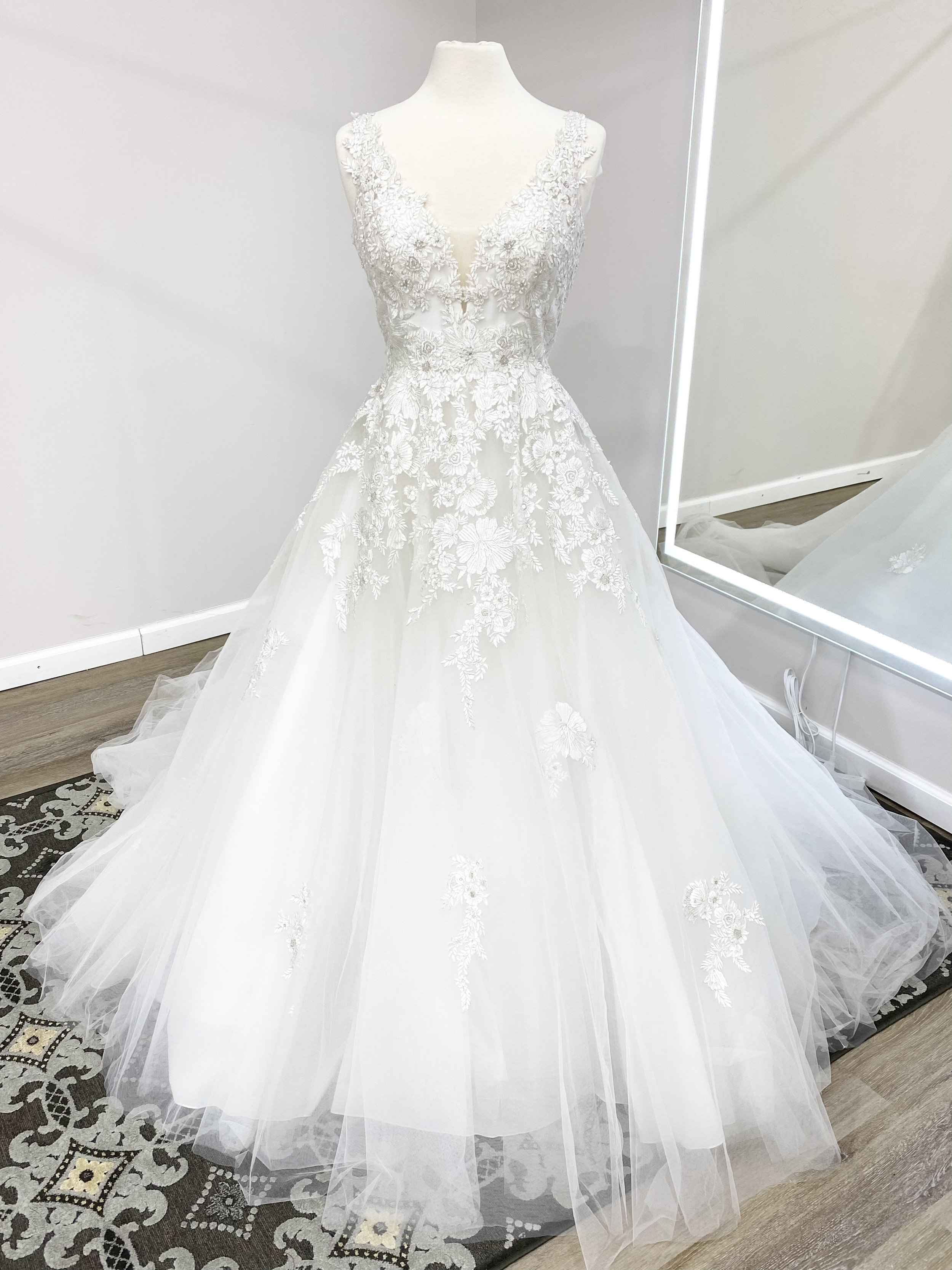 Long Sleeve Vintage Lace Wedding Dresses Modest V Neck Wedding Gown AW –  SheerGirl