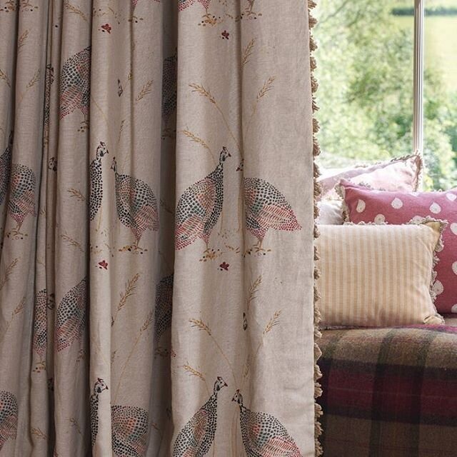 How beautiful are these linen printed drapes with guinea fowls by the clever Susie Watson UK.
.
.
📷 @susiewatsondesigns

#design #drapery #inspo #linen #textiles #makingahouseahome #countryhomes #classicinteriors