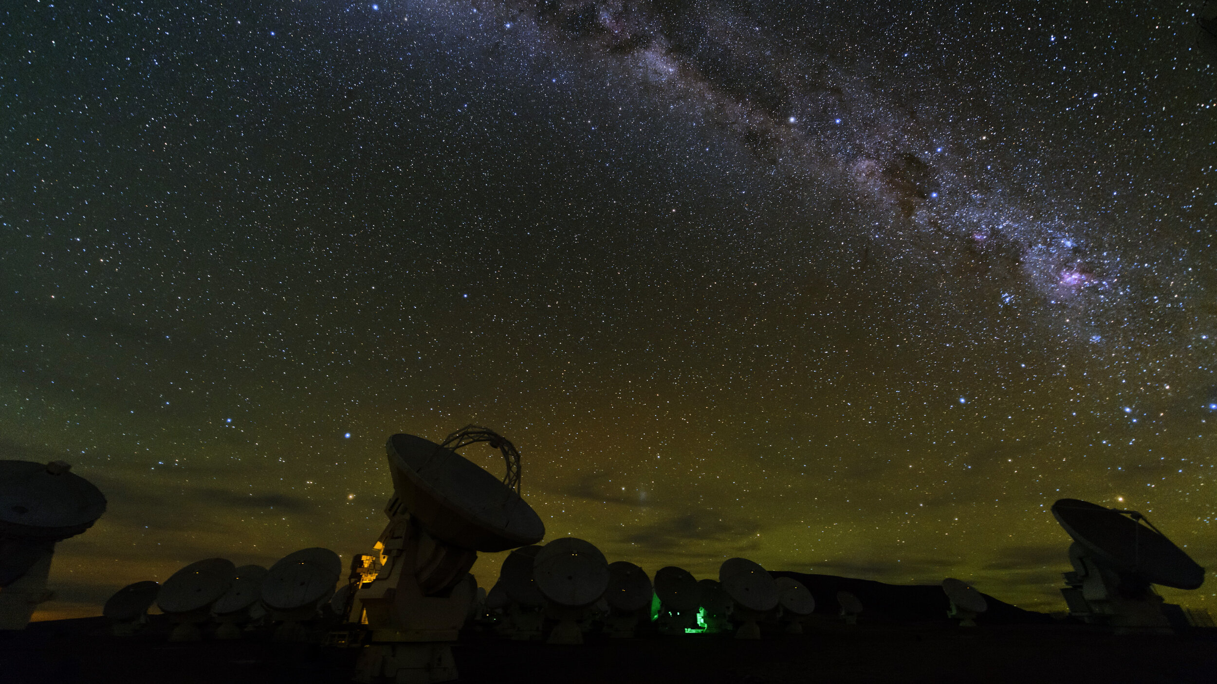 406_The Milky Way above the ALMA telescope in Chile © ARTE France _ Curiosity Stream _ ZED _ Essential Media and Entertainment - 2018.jpg