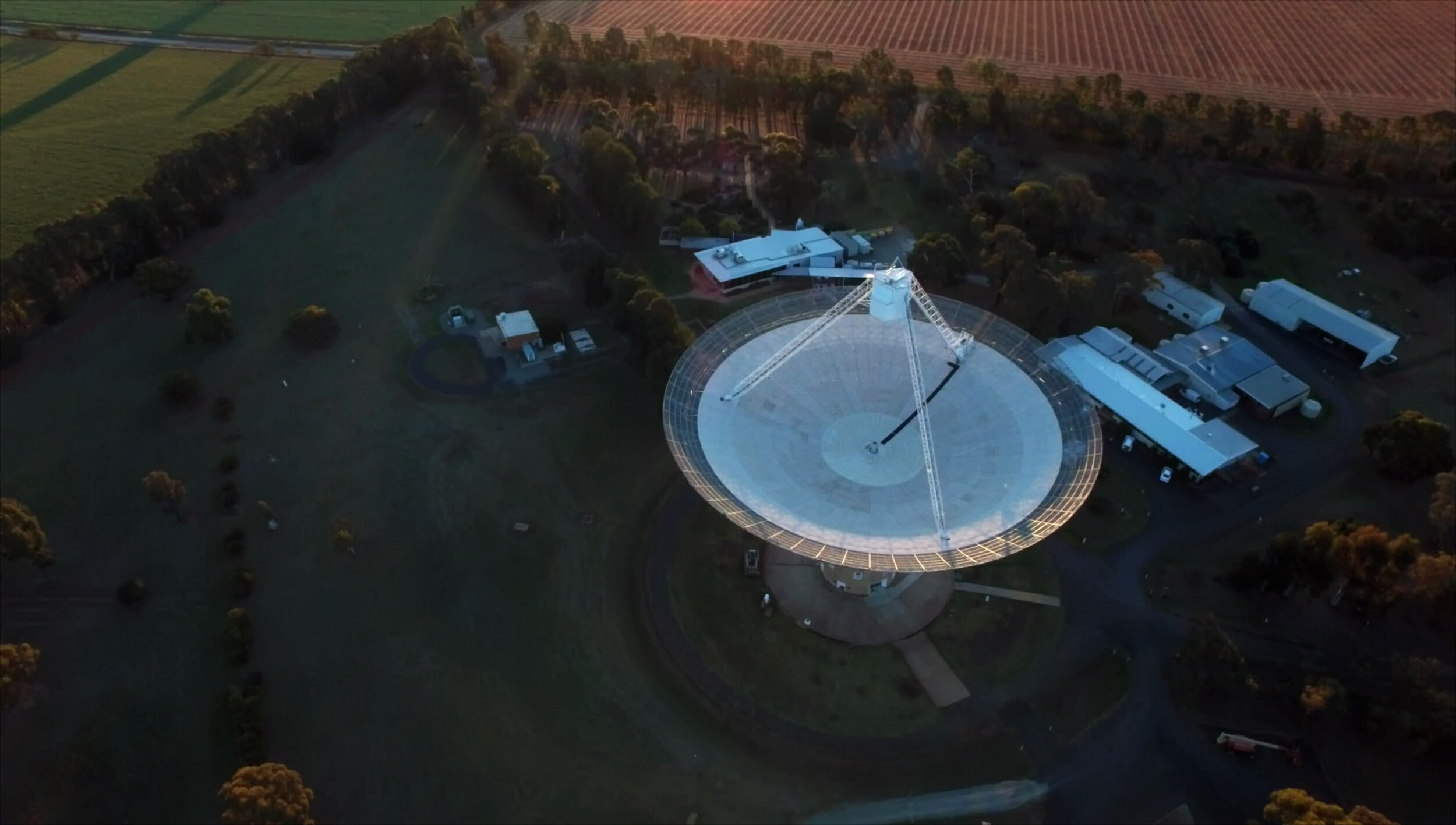 416_ Parkes Telescope from Above © ARTE France _ Curiosity Stream _ ZED _ Essential Media and Entertainment - 2018.jpg