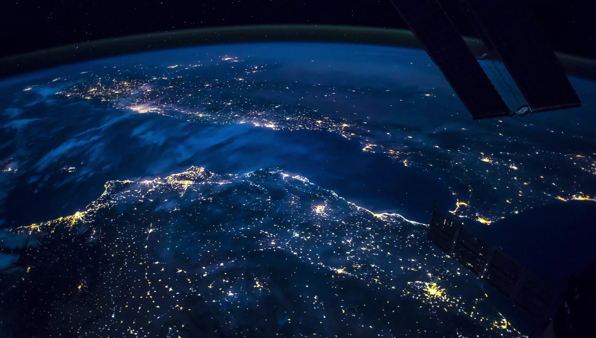 417_ Earth from the ISS at Night © ARTE France _ Curiosity Stream _ ZED _ Essential Media and Entertainment - 2018.jpg