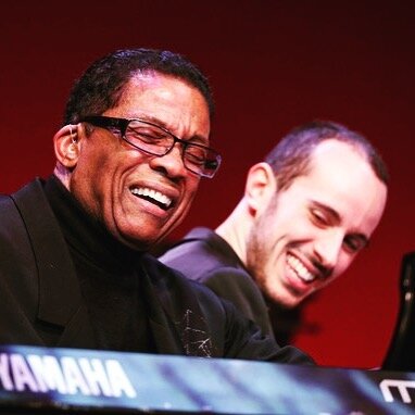 Happy Birthday, Mr. Hancock! May all of your dreams come true! 🤩 Wishing you an abundance of joy, laughter, happiness, health, and peace of mind! &hearts;️🎹🎂🎁
.
📸 @PaulMorigi
.
.
#hbd #herbie #hancock #herbiehancock #legend #master #maestro #ins