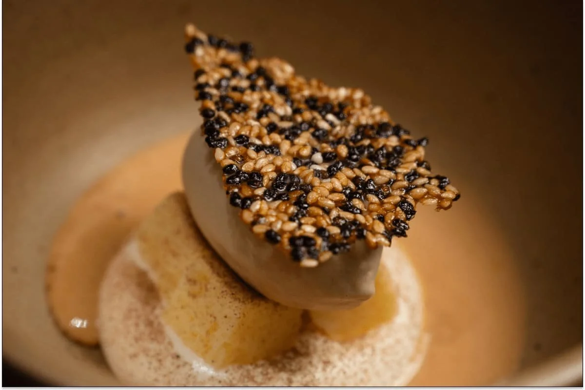 Un helado de chocolate con una cobertura de semillas de sésamo tostadas