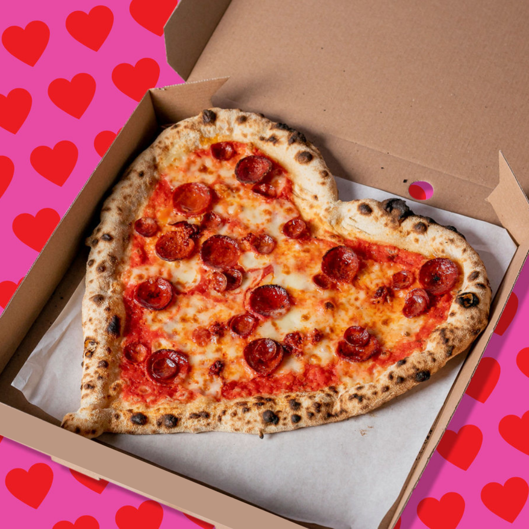 Включи песню пицца. Пицца сердечко. Пицца в форме сердца. Романтическая пицца. Съедобная валентинка пицца.