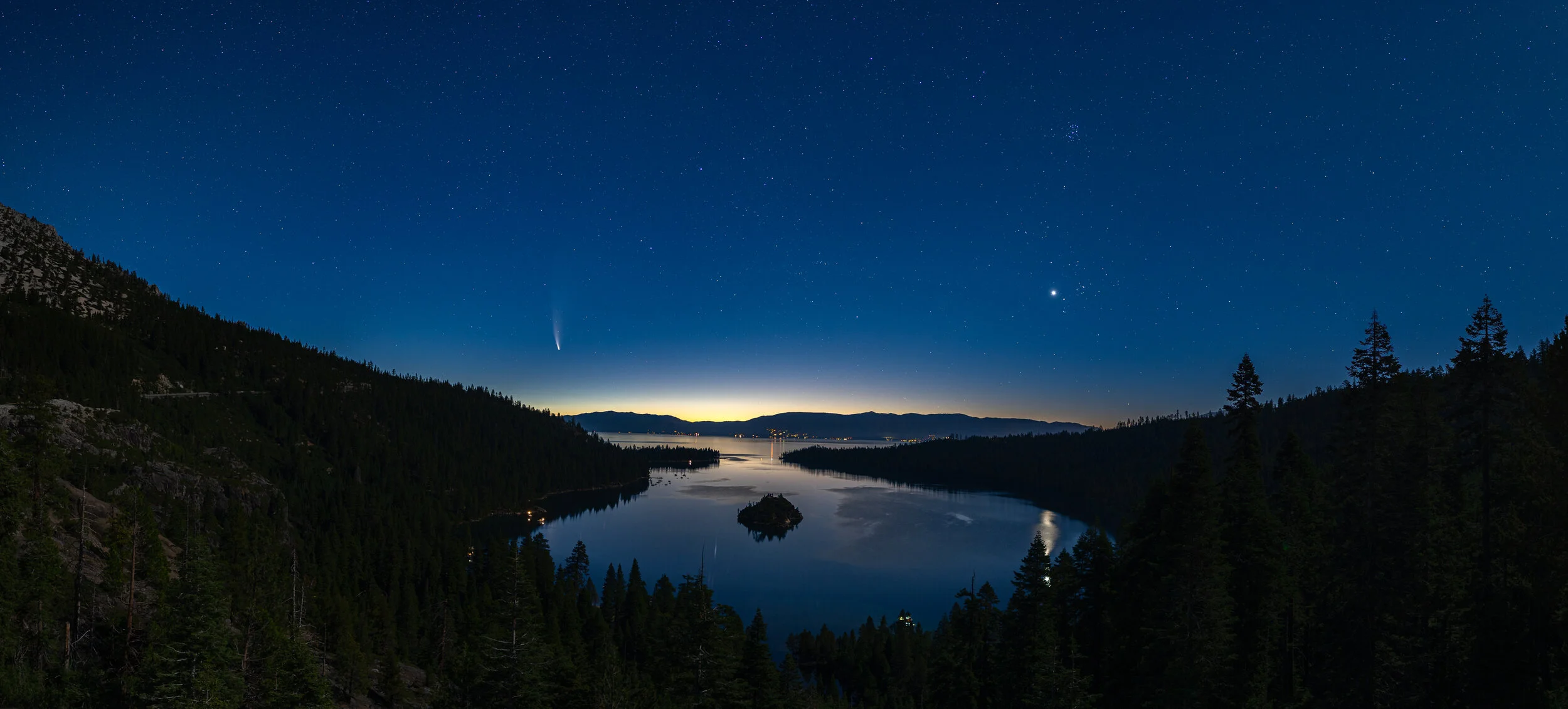 newise comet emeraldbay Milkyway Pano.jpg