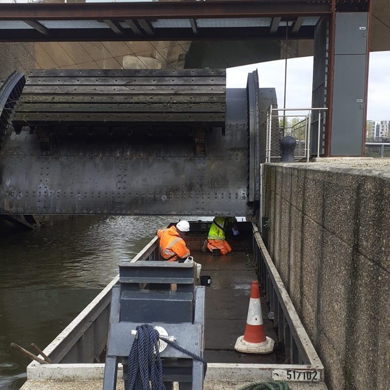 Last week was a busy one for WHH Barges! Here's a quick recap of what we were up to:

🔧 We supported maintenance works at Carpenters Rd Lock in the Olympic Park
🛟 Our safety boat services were required in Brentford where a new footbridge was instal