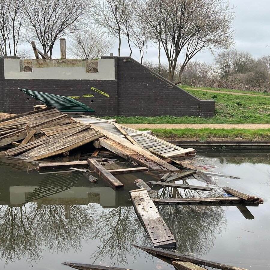 Celebrating a job well done yesterday by our team at WHH Barges! We're pleased to have been able to responded quickly to a call for help following the recent timber footbridge collapse in Ealing.
Our grab barge was mobilised to site in record time, a