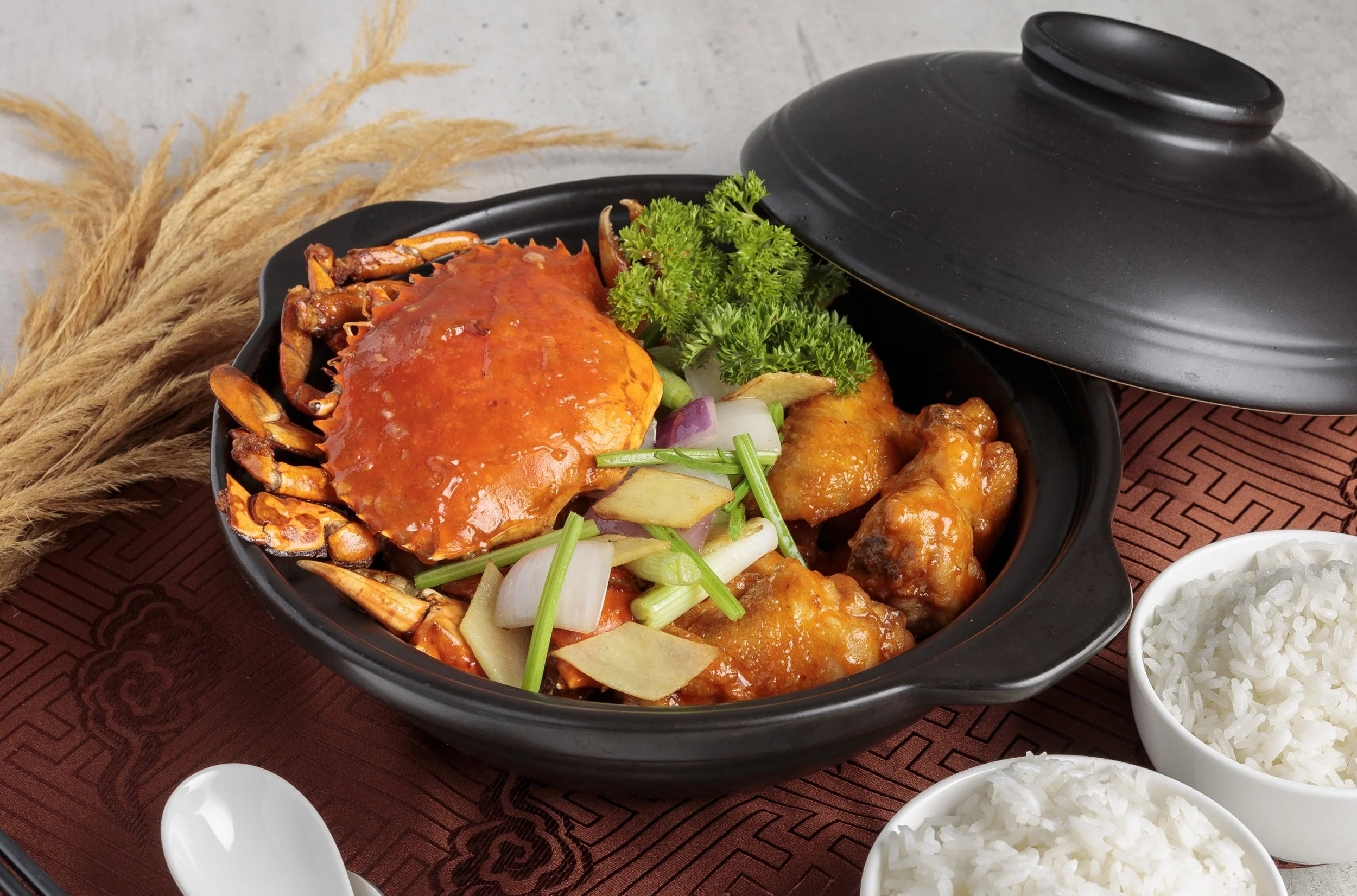Baked Crab with Chicken in Homemade Sauce Served in Claypot (2).jpg