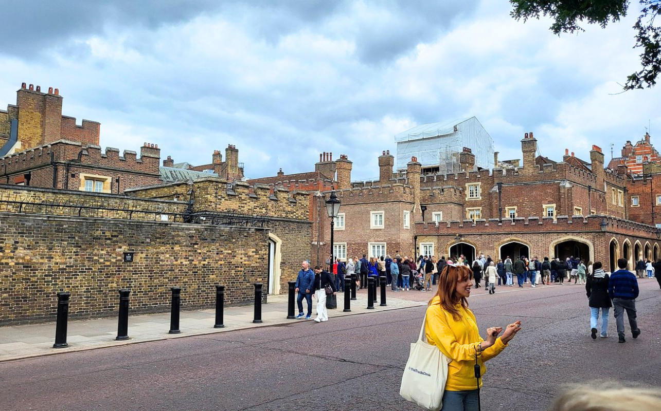 Changing of the Guard Tour Guide at Buckingham Palace in London