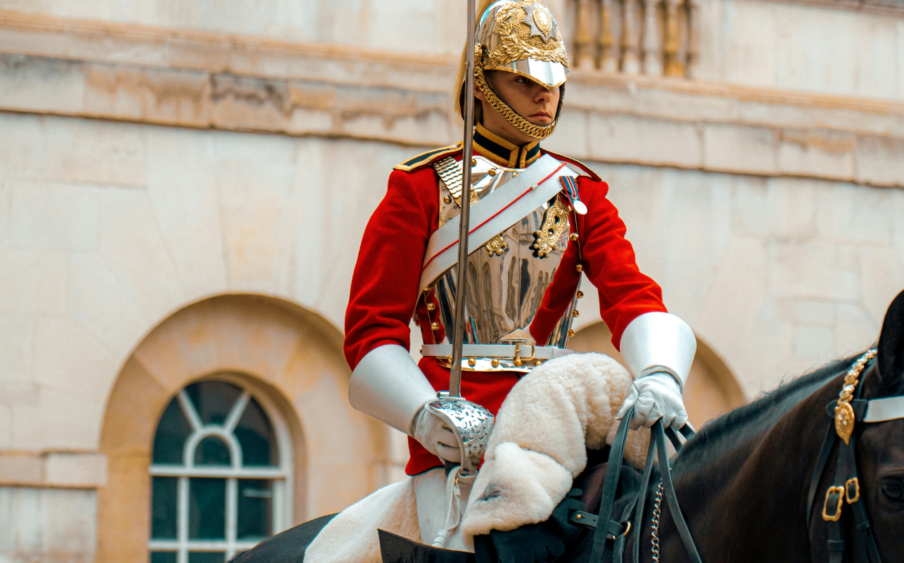 Changing of the Guard Walking Tour at Buckingham Palace in London and the Household Cavalry