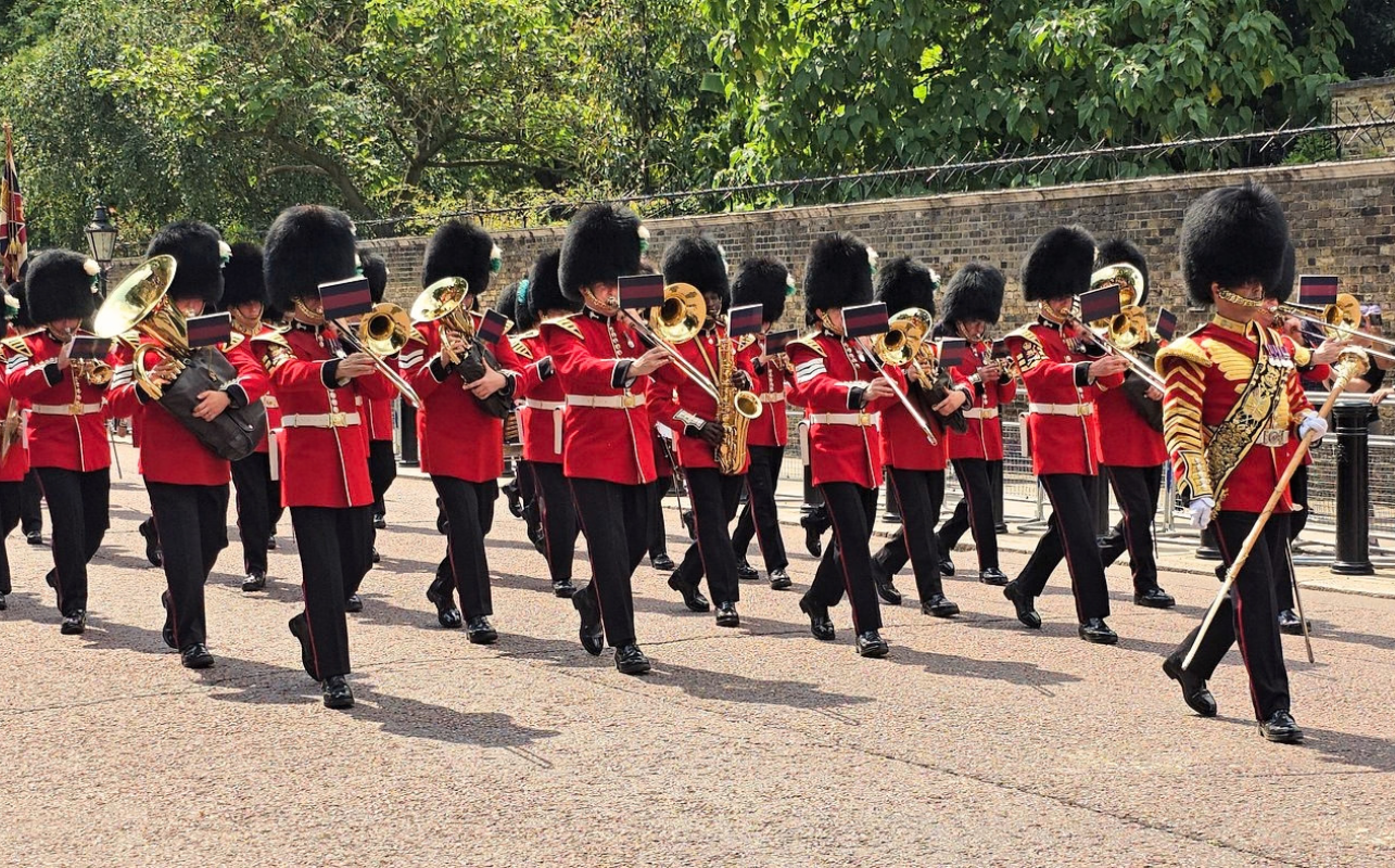 Changing of the Guard Walking Tour in London at Buckingham Palace, St James's Palace, Clarence House and Wellington Barracks