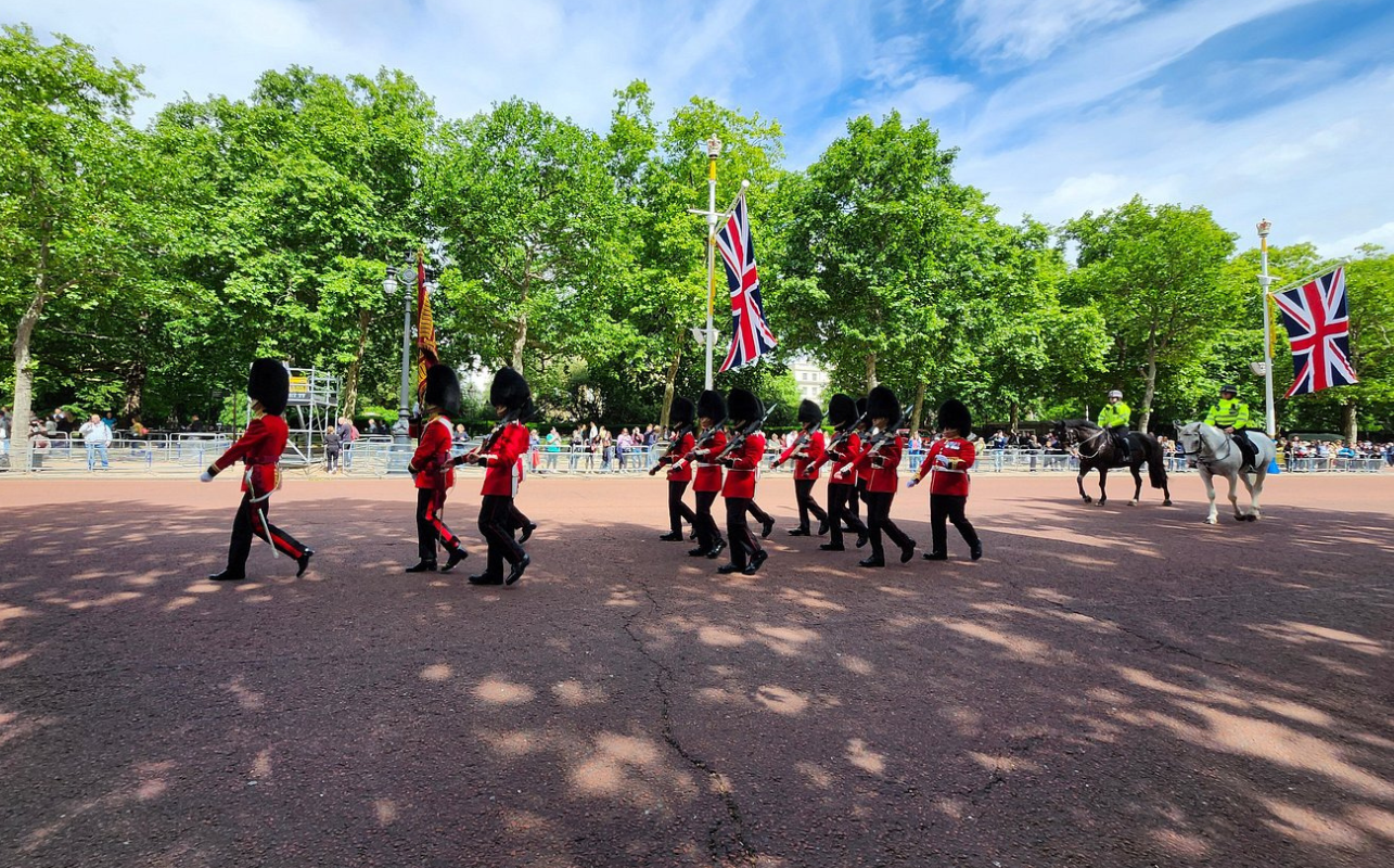 Changing of the Guard Walking Tour