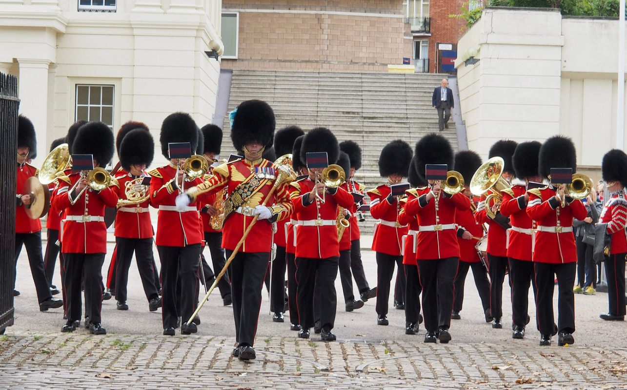 Changing of the Guard Tour at Buckingham Palace in London