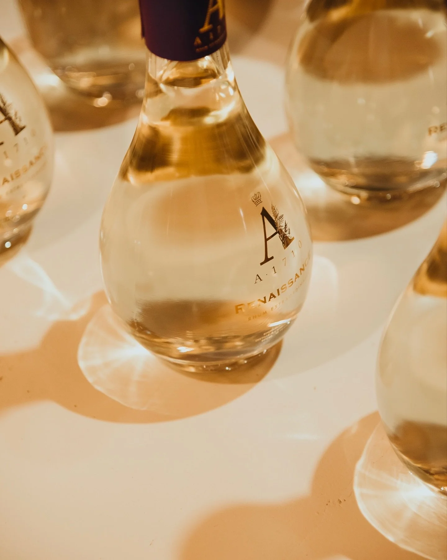 👀 Retour sur la soir&eacute;e Distillation Secr&egrave;te de @rhum_a1710 entre partage et d&eacute;couverte de leur nouvelle &eacute;dition limit&eacute;e ✨

📸 : @studiogypso

#rhuma1710renaissance #distillationsecr&egrave;te #rhumagricole #maisonr