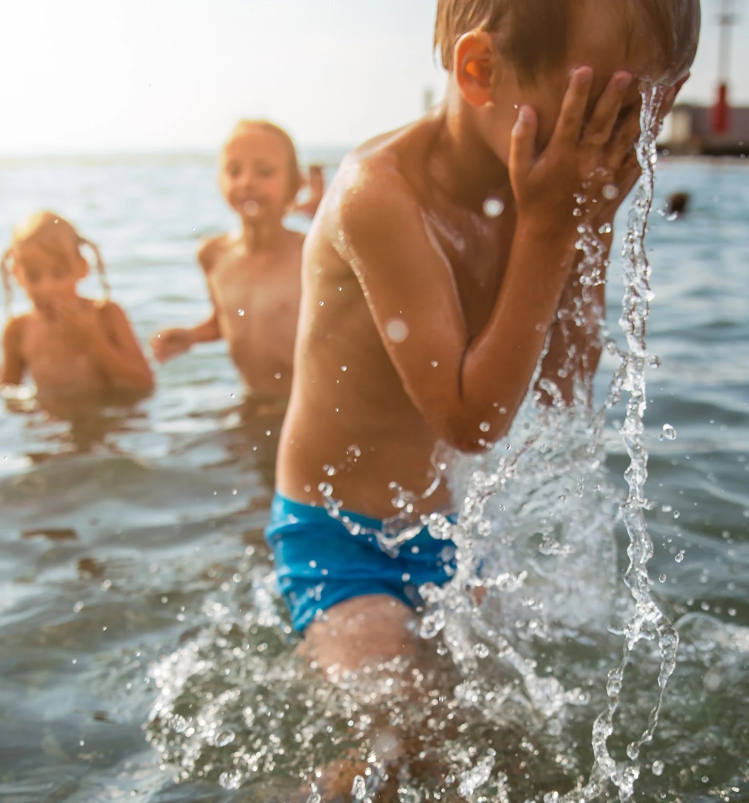Photo d'un garçon dans l'eau pour shooting de la marque Écrevisse