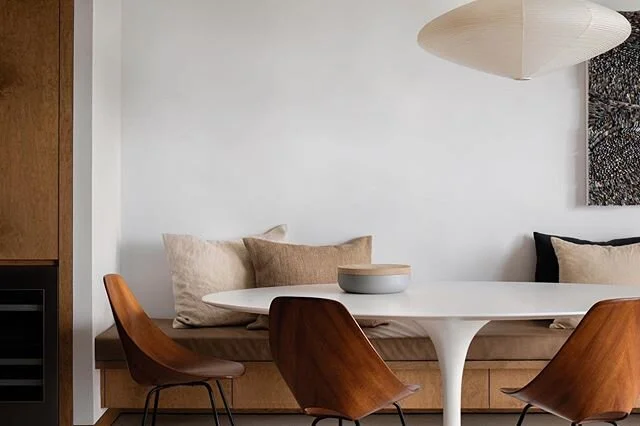 Memories are made when gathered around the table. Seaside retreat dining area, design by @stef_claes thanks to @cb for the beautiful shot and @michael.vertessen for the art and design curation #stefclaes #interiordesign #interiors #homedecor #interio