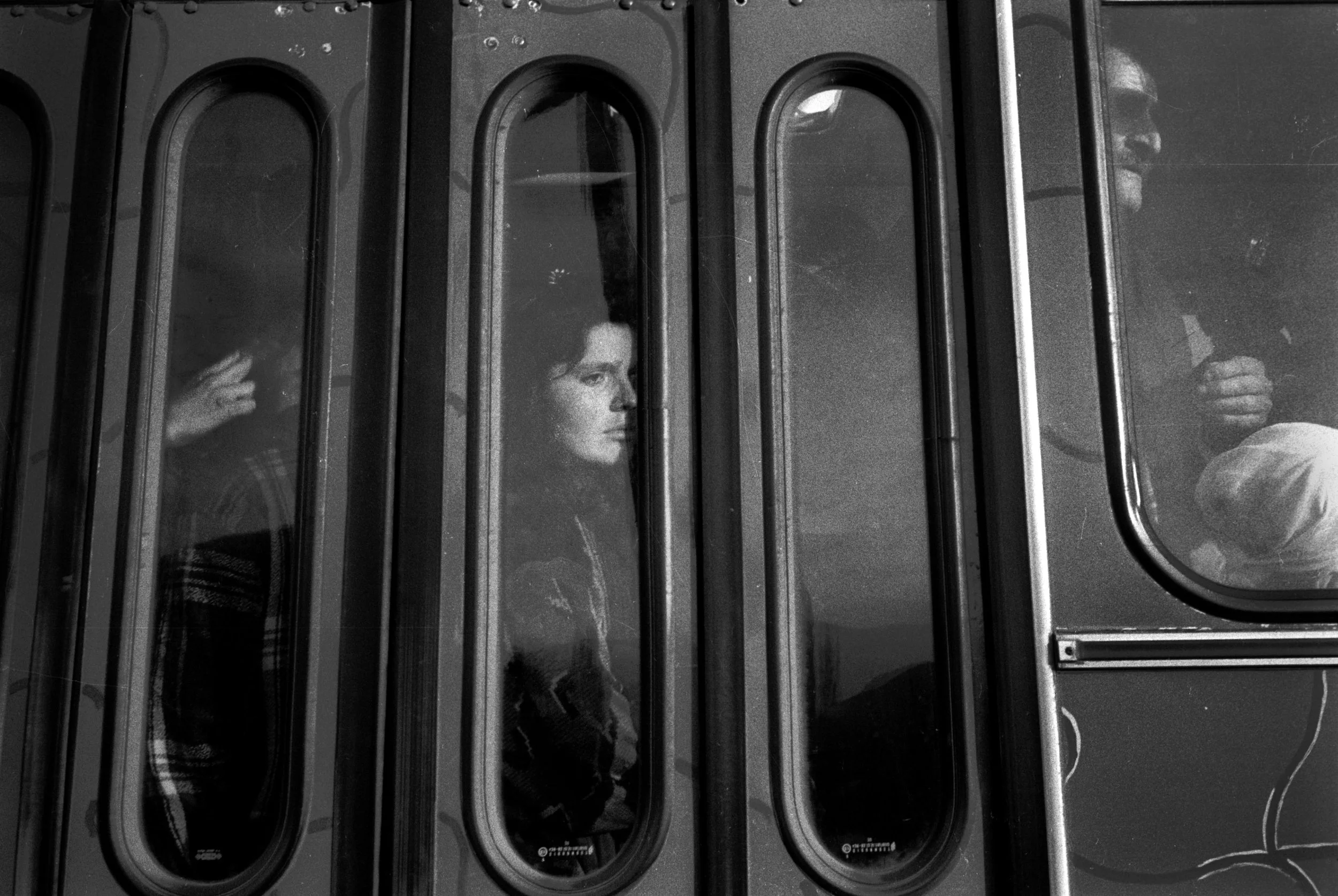  Refugees from Kosovo wait in buses to enter Radusa refugee camp. Macedonia, 16.04.99. 