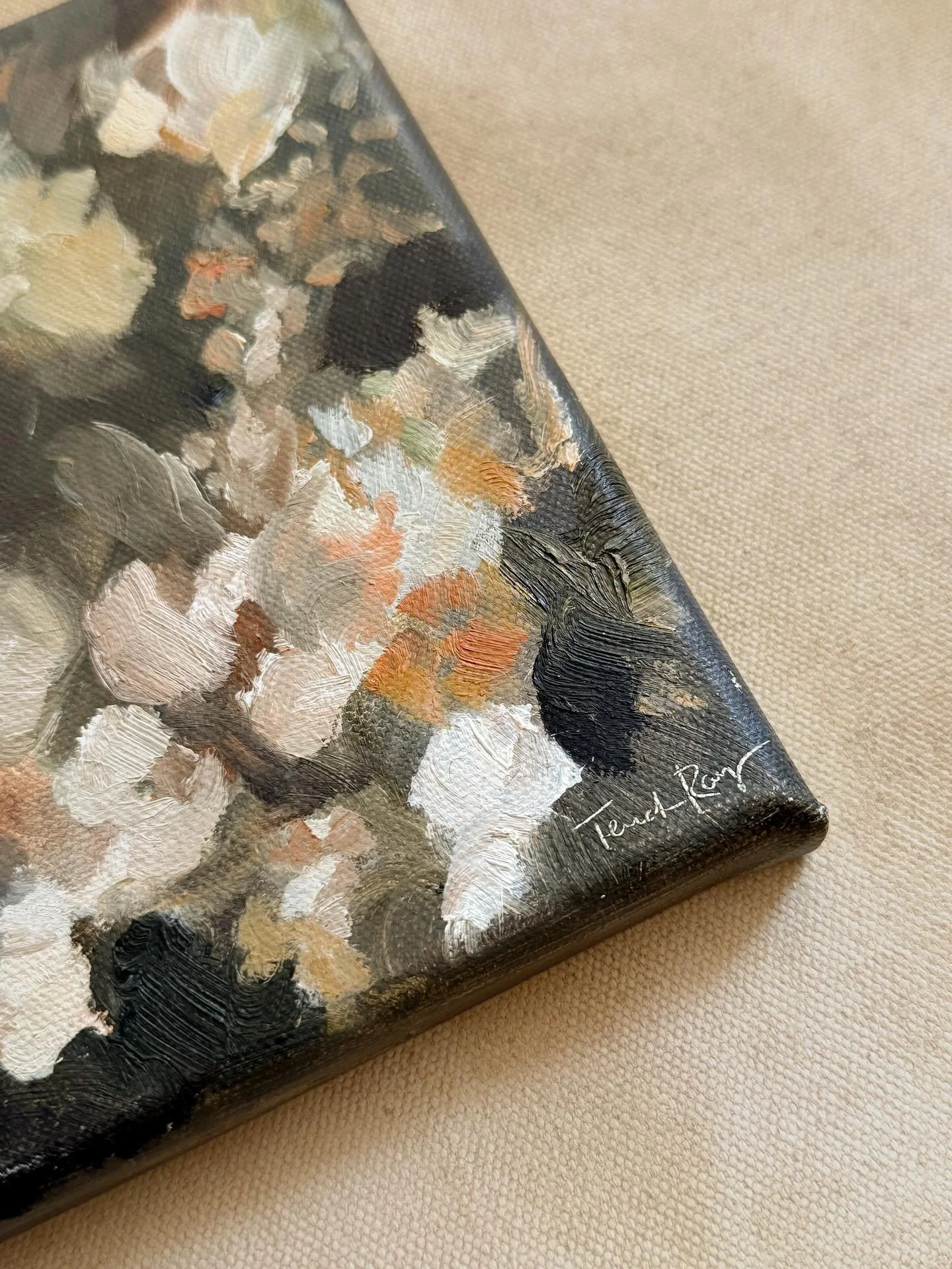 The colors. The details. The MOOD! No wonder this little painting gets noticed every time I bring it to a market! 

&ldquo;Moody Floral&rdquo; - 5x7 oil on canvas, available. 

.
.
.
.
.
.
.
.
.
#moodyflorals #floralpainting #moodyartwork #moodyhome 