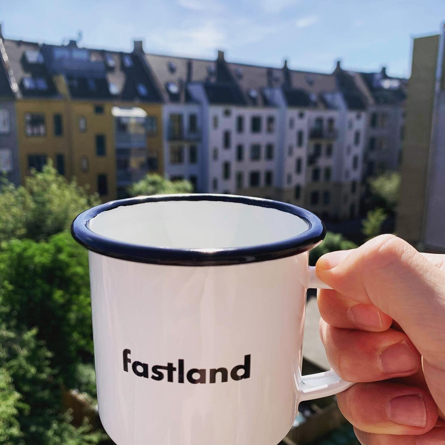 Efter fredagsbaren sidste uge er #fastlandkopperne p&aring; vej ud i verden. Fx hjemme hos @supermads i en hyggelig bagg&aring;rd p&aring; &Oslash;sterbro. Ps n&aring;ede du ikke forbi fredagsbaren s&aring; gl&aelig;d dig til efter&aring;ret 🕺