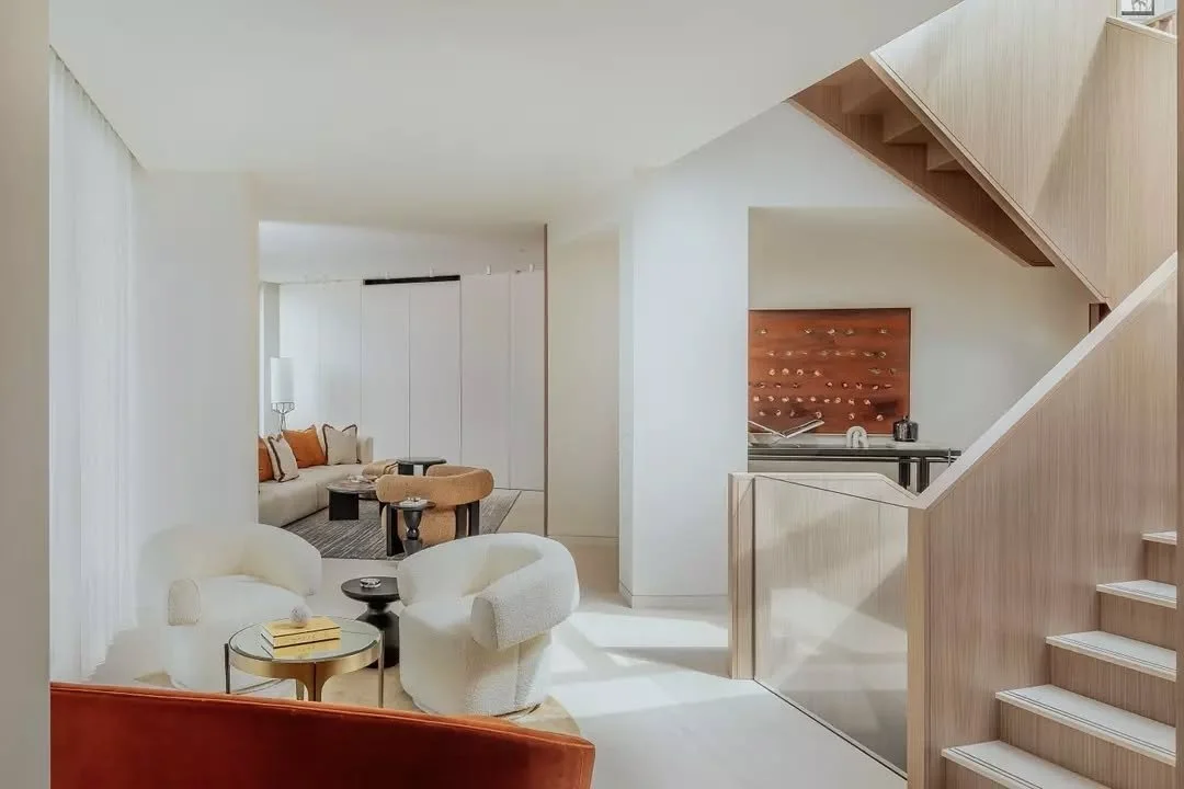 We tailor every scheme to make it stand out. This is an essential driver in attracting buyers and adding value to a property.&nbsp;🔑 

At The Skyward Penthouse, Gasholders, each room has a focal point, from bespoke furniture to statement finishes, a