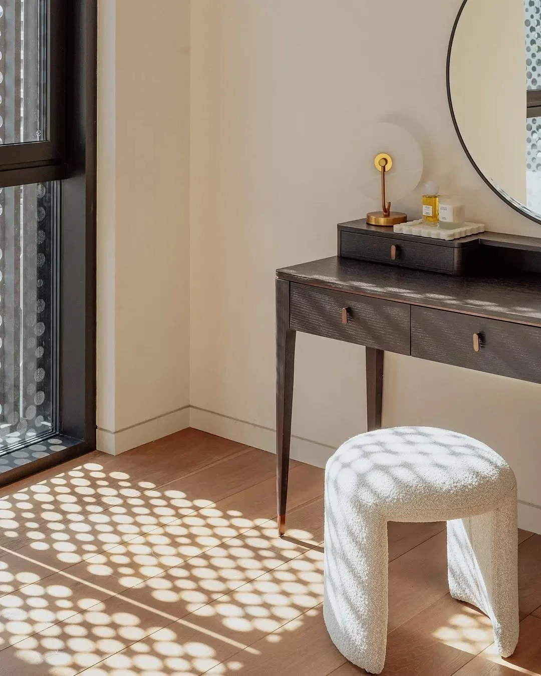 Struggling to find an interior design partner who truly understands the pressures of property development?&nbsp;🤔 

We work alongside developers from the very beginning, aligning with tight schedules, solving design challenges before they even arise