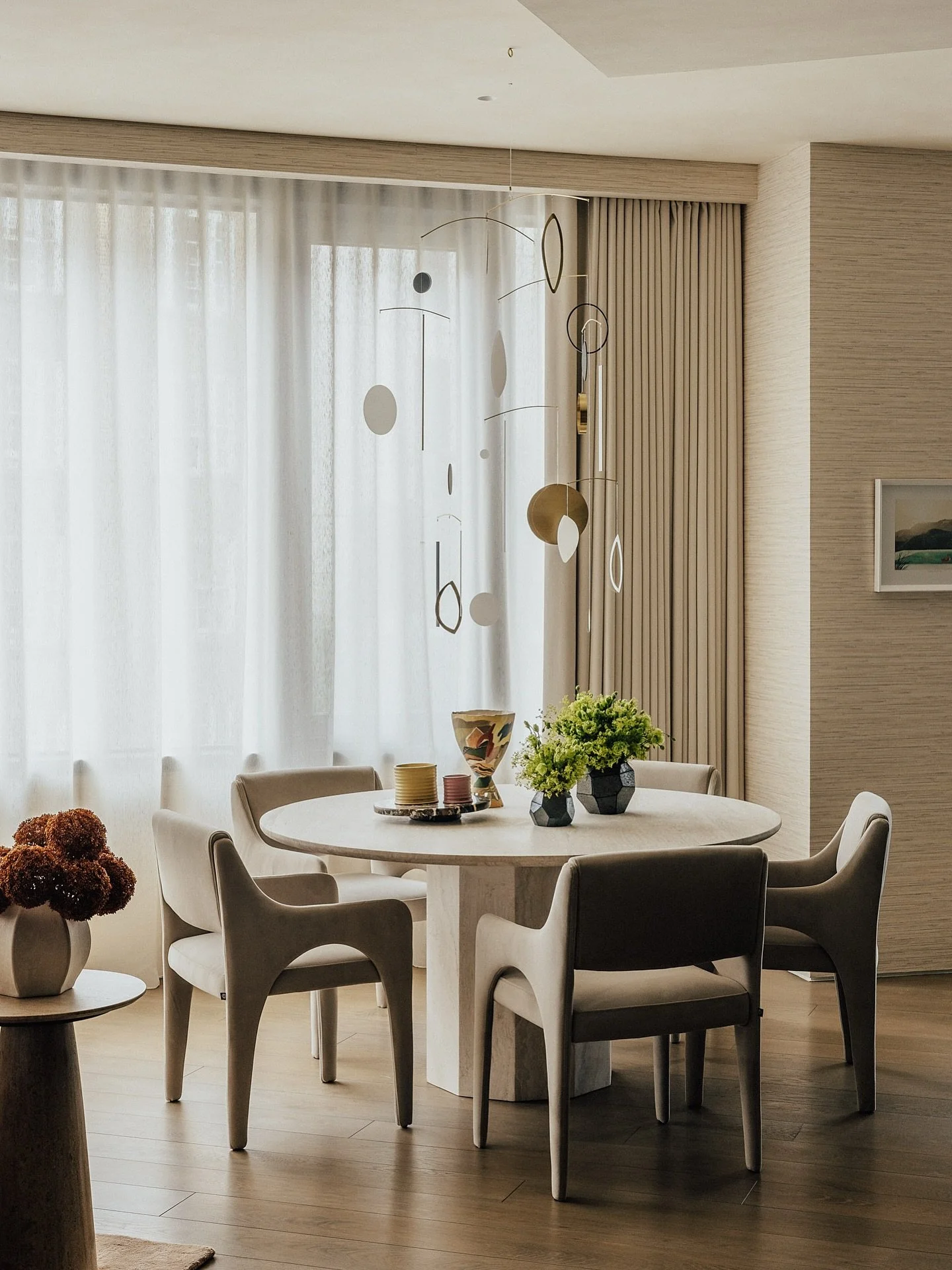 Telling a story from the moment you walk in&hellip;🤍

The dining area at The Bryanston, Hyde Park, was created as a space to host and spark meaningful conversation.
 
A bold travertine table sets the tone, sculptural, grounded, and quietly commandin