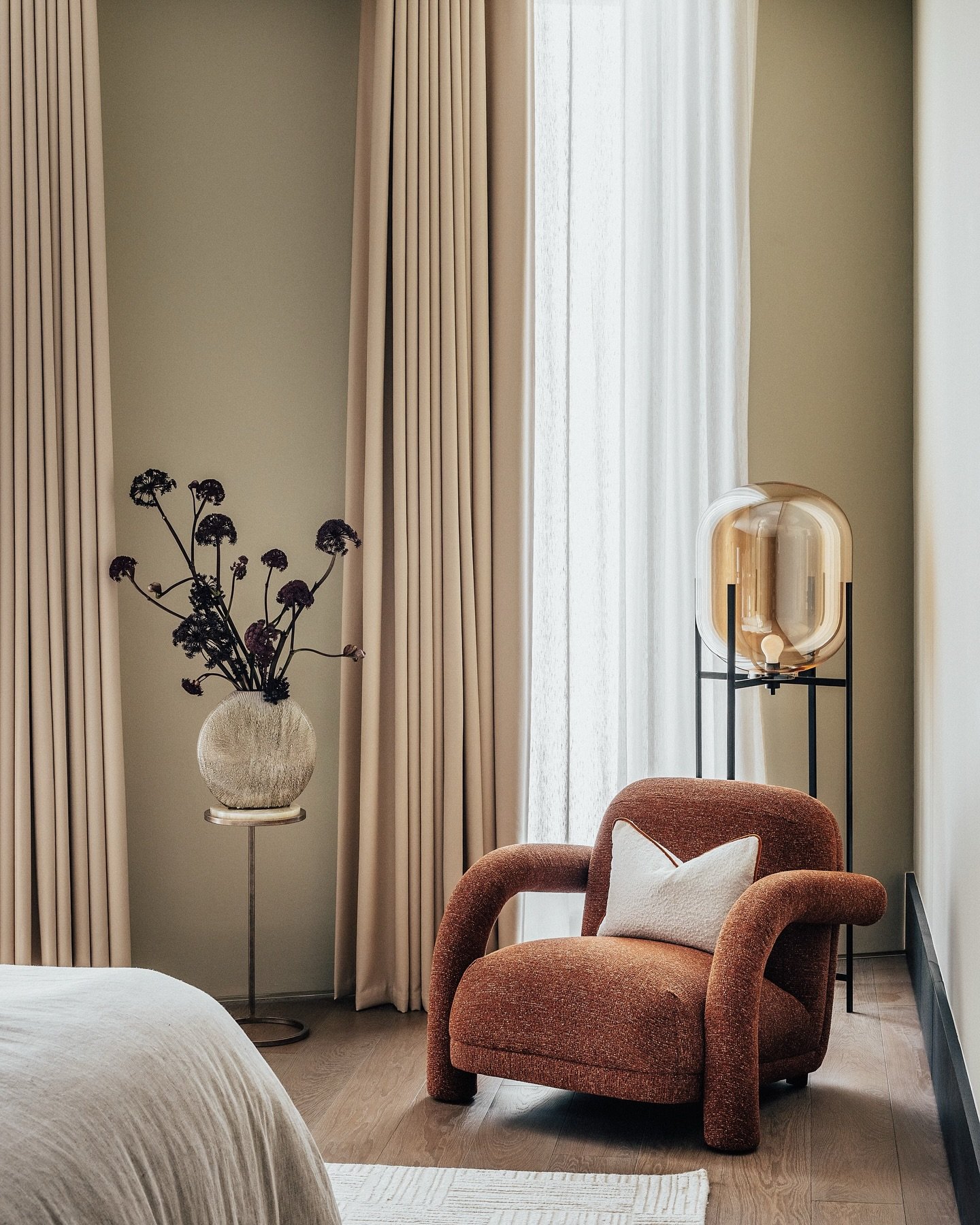 Soft sunset hues 🌅

Designed to support our client&rsquo;s vision for a welcoming and aspirational show home, the Guest Bedroom takes inspiration from Banco Estremoz marble, layering crisp whites and soft creams to create a calm, inviting atmosphere