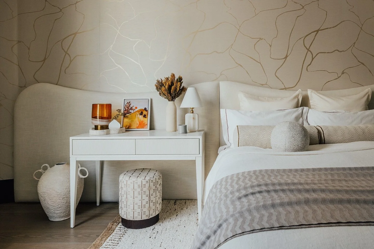 How do you create a space that feels personal, aspirational, and ready to sell? 🤔

In delivering The Bryanston, Hyde Park, Almacantar recognised the importance of creating a Show Home that would resonate emotionally with prospective buyers. Our role