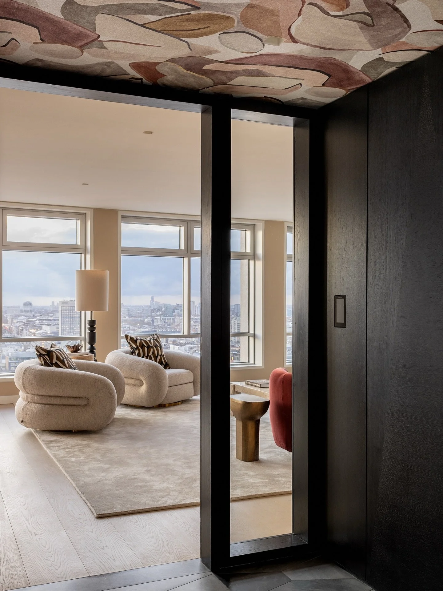 New York state of mind. London address. 🗽🏙️

Our latest private client project at Centre Point brings penthouse energy to the heart of the West End. Think bold wallpapered ceilings, a claret velvet sofa designed by our studio, sculptural forms and 