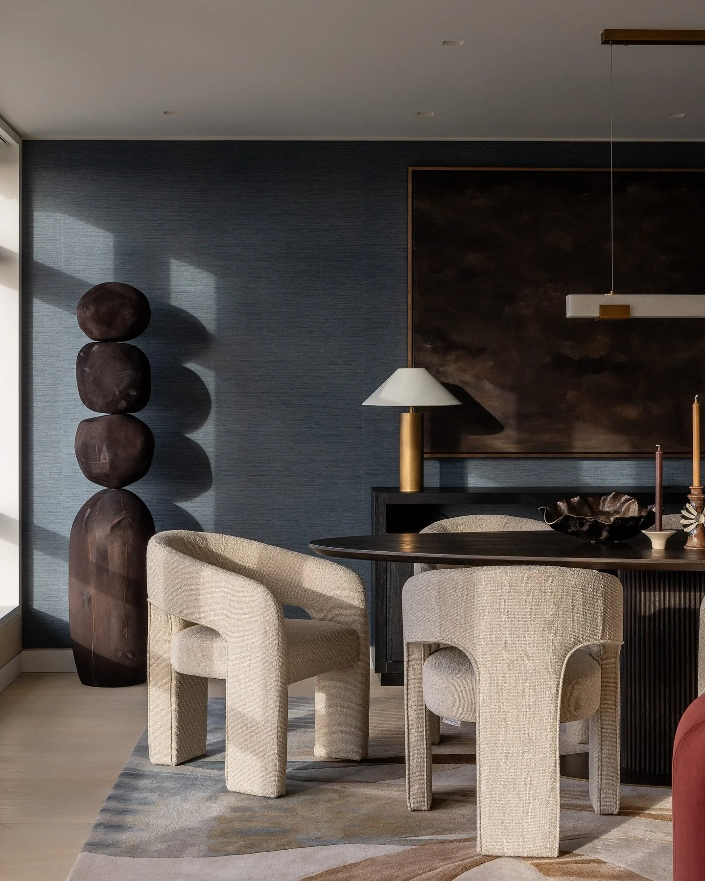 Nothing spare. Nothing excessive. Just the right amount of bold. 🤩

This private residence at Centre Point was designed closely with the client with personality, practicality and rhythm in mind. 

Explore the portfolio via the link in our bio, and c