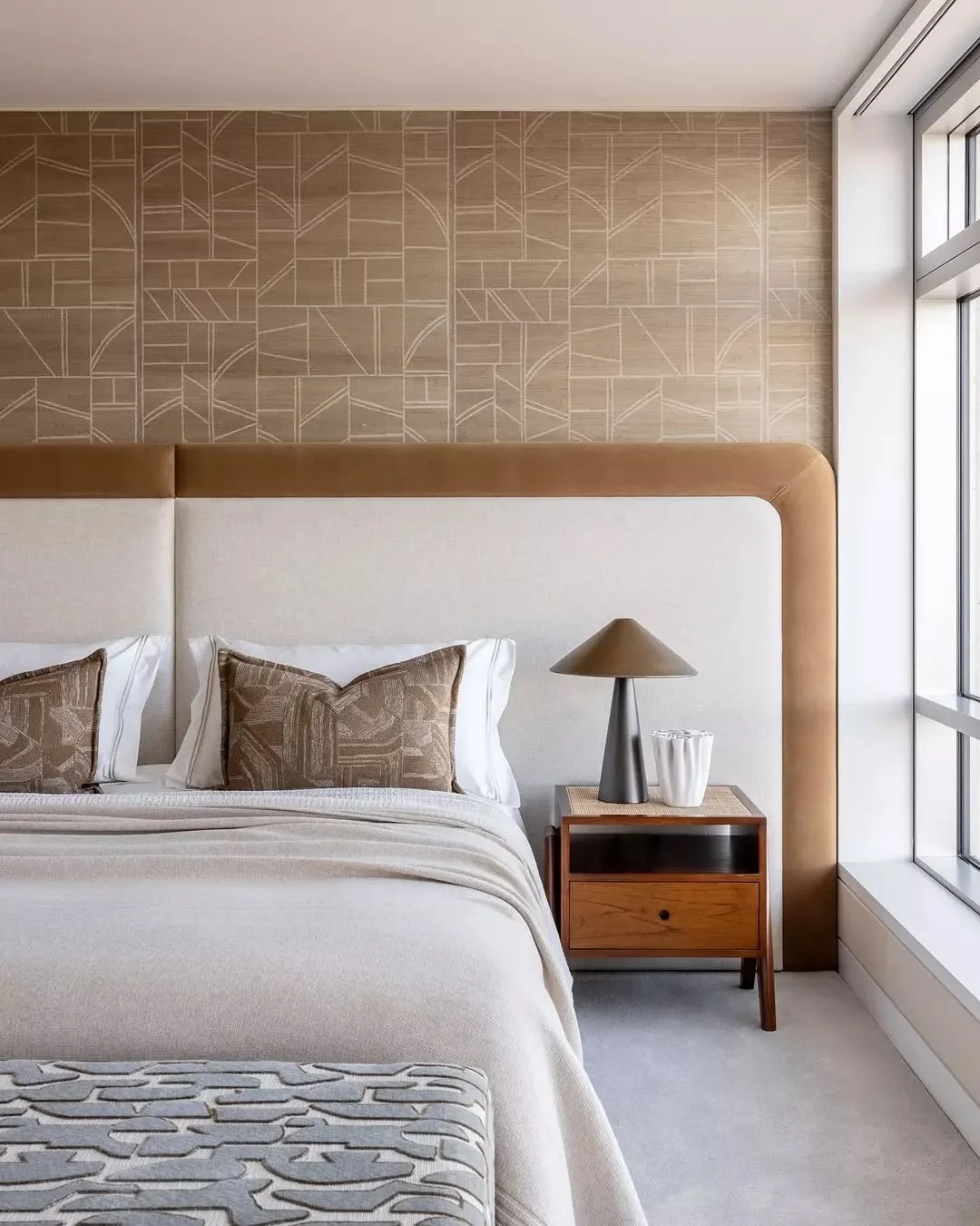 A principle suite that feels like a true retreat from the pace of the bustling city 💭

At Centre Point, we worked with the clients vision to create a principal bedroom that brought a sense of stillness without losing character. They were drawn to cl