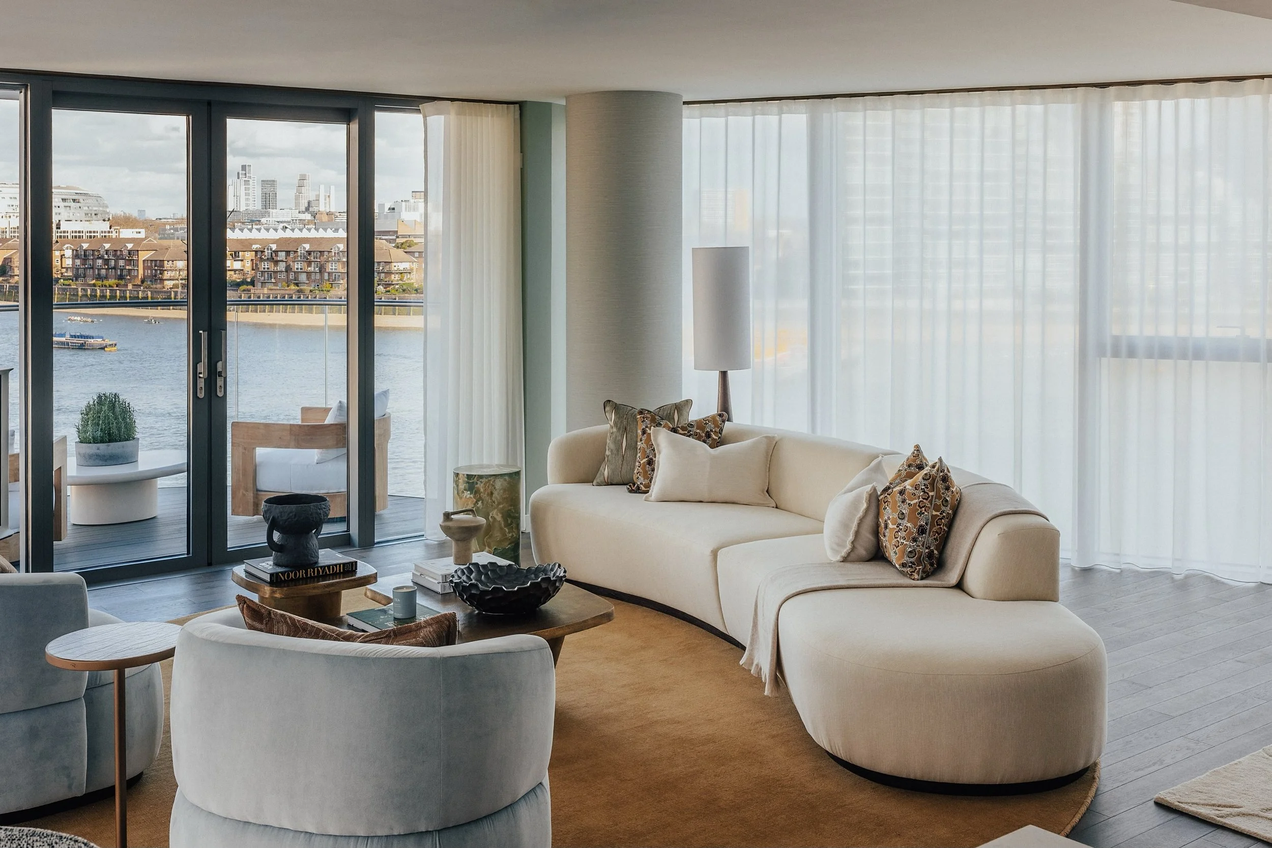 Inspired by the changing light across the Thames from dawn to dusk, A.LONDON&rsquo;s second residence at Chelsea Waterfront pairs soft tonal shifts, sculptural forms, and layered materials with panoramic views across London. 🏙️

Designed for enterta