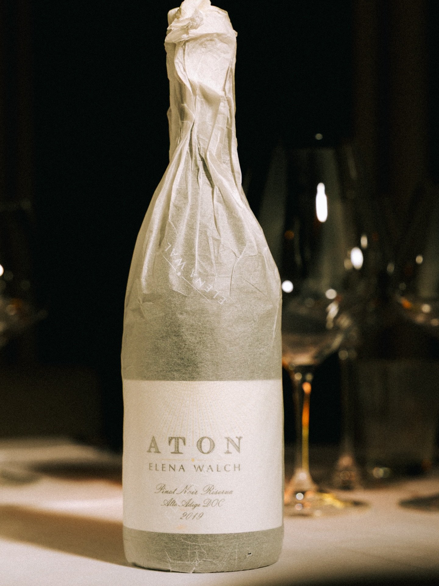 ATON - ELENA WALCH

🍷 Pinot Noir op zijn allerbest: Elena Walch &lsquo;Aton&rsquo;

Op zoek naar ultieme finesse? De Aton Pinot Noir Riserva 2019 is een pareltje uit Alto Adige. Dankzij de ligging op 600 meter hoogte en oude wijnstokken combineert d