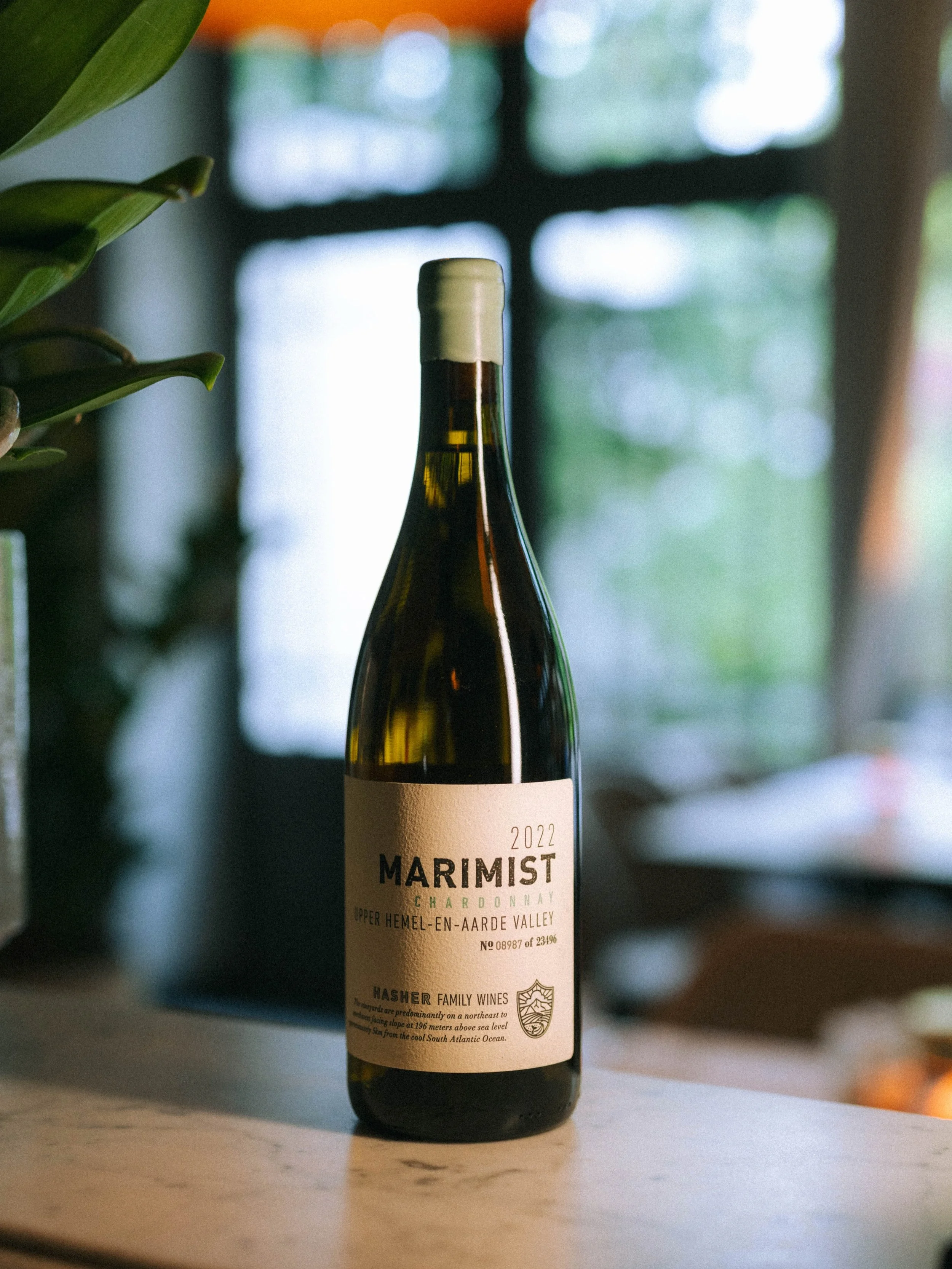Chardonnay met karakter. 

Hasher is een gedurfd, eigenzinnig wijnproject van twee gepassioneerde Belgen die hun hart verloren aan koelere terroirs en precisiewijnen. Met de &lsquo;Marimist&rsquo; Chardonnay 2022 willen ze tonen hoe strak, levendig e