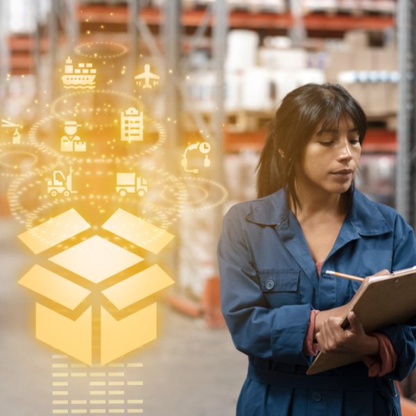 Employée en entrepôt utilisant la technologie numérique pour améliorer la gestion et le suivi des stocks.