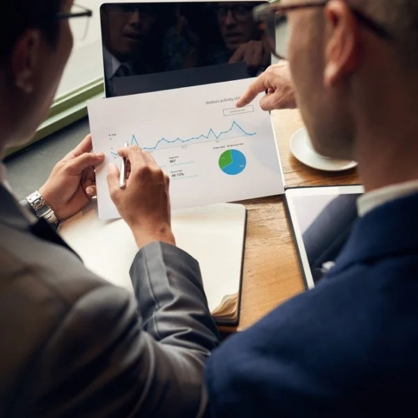 Analyse des entreprises comparables (Comps) avec graphiques financiers et indicateurs de marché.