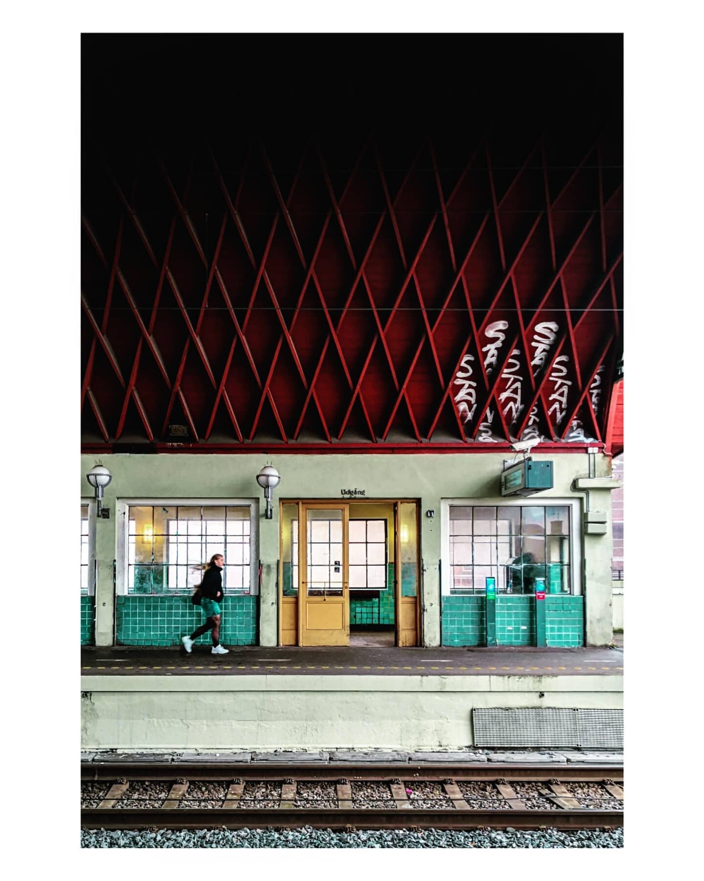 STAN / Udg&aring;ng

N&oslash;rrebro Station, on the Orange line, a weekday morning

2020/01

#k&oslash;benhavn #denmark #symmetry