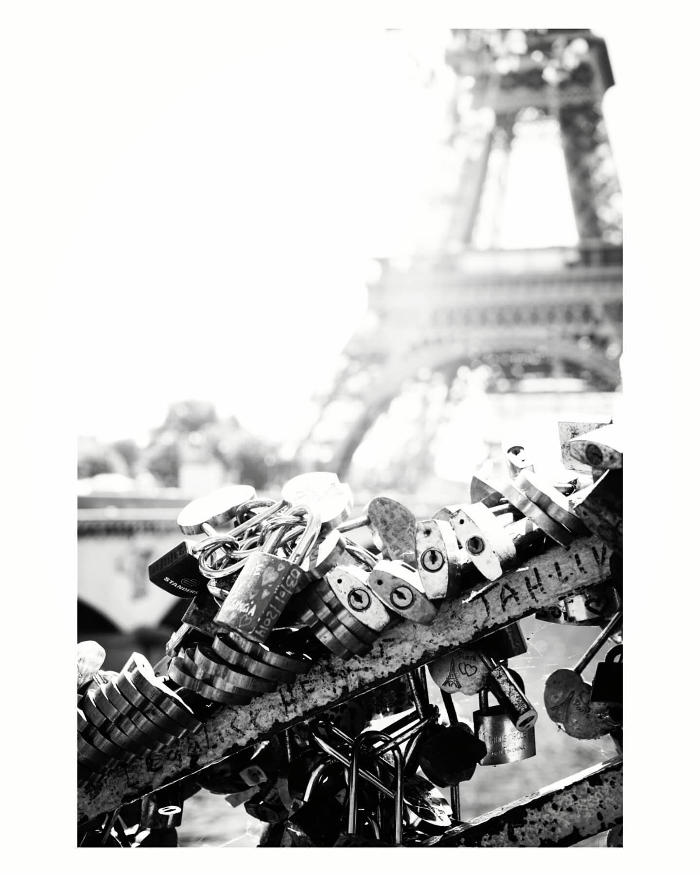 Where lovers stood

Pont de l'I&eacute;na, Paris

2020/06

#paris #urbanromantix