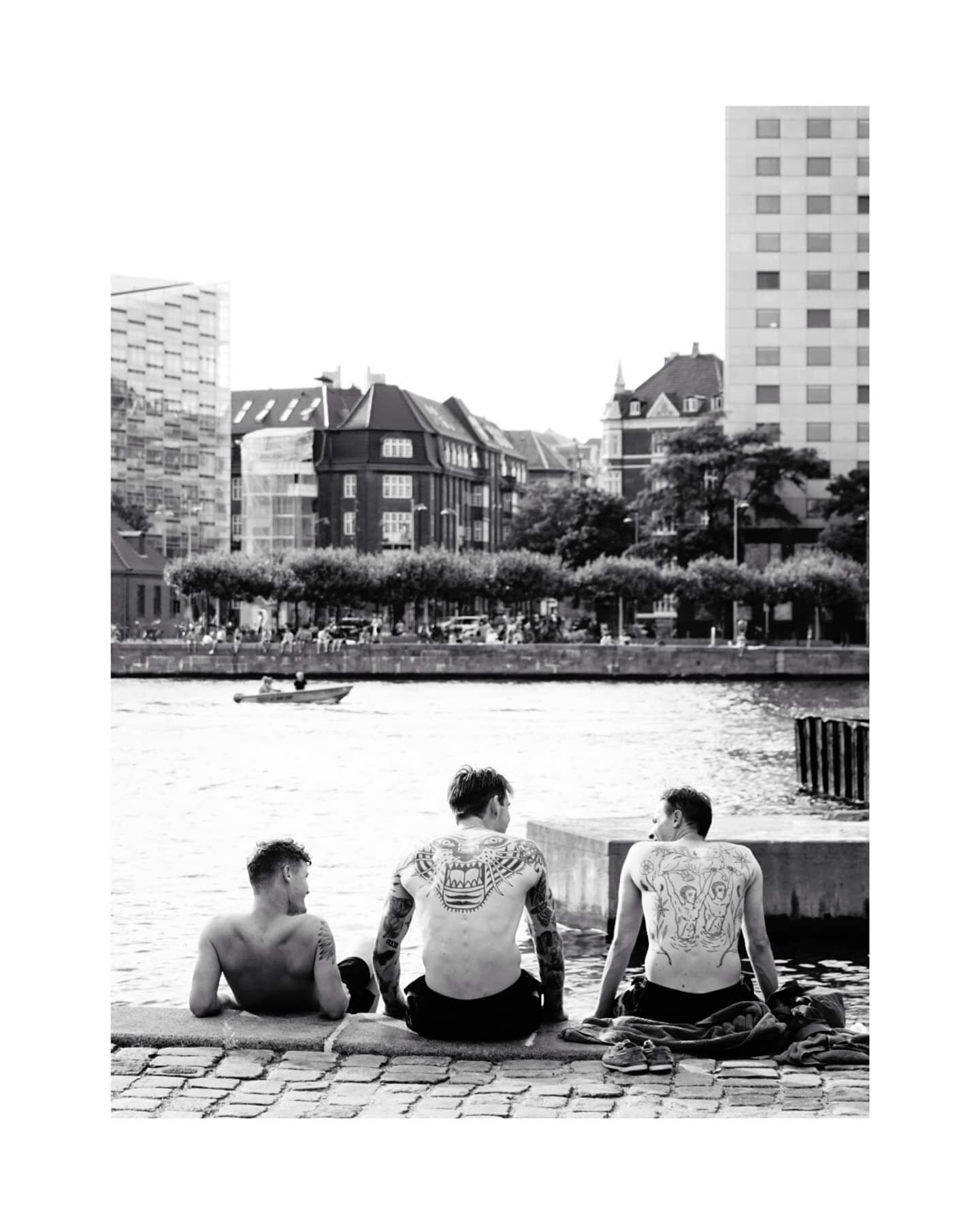 &hellip;and the livin is easy

Summertime in Copenhagen where thousands of people gather along the harbour, making the most of their sunny days to go for a swim, socialize and sunbathe

2020/07

#k&oslash;benhavn #denmark