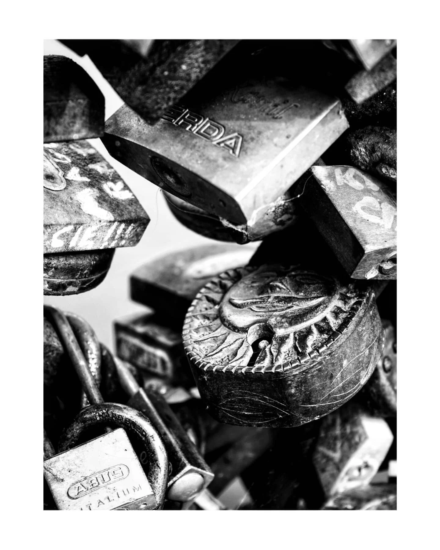 Throw away the key

Locks on the Most Miłości (Love Bridge), over the Kanał Raduni, in Gdańsk, Poland

2020/07

#bnw_planet #lovelocks
