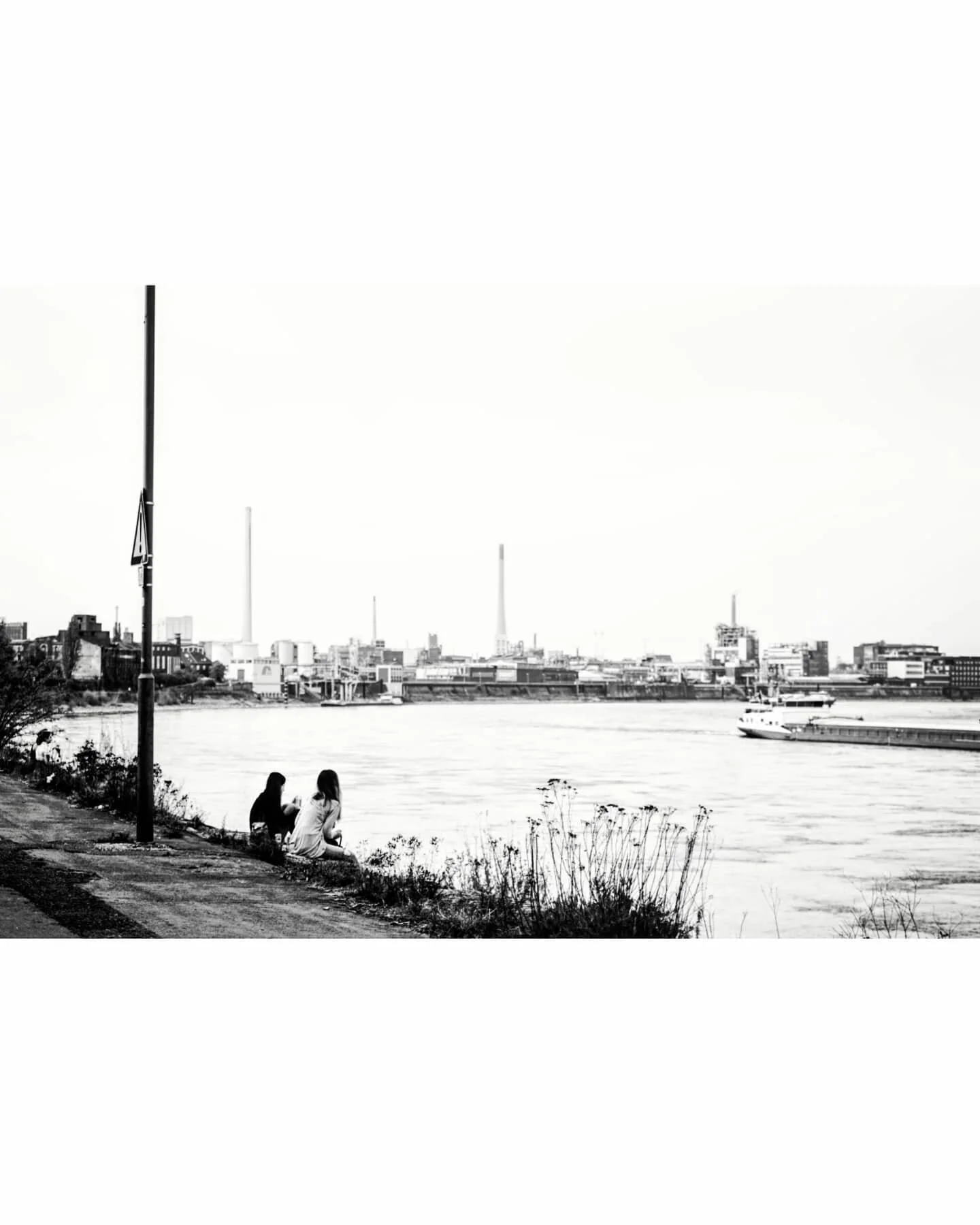 Summer feels

Two girls are relaxing on the Uerdinger waterfront on a summer evening, facing the Rhine near D&uuml;sseldorf, Germany. In the background, the sprawling Chempark Krefeld-Uerdingen.

2020/05

#germany #summerfeels